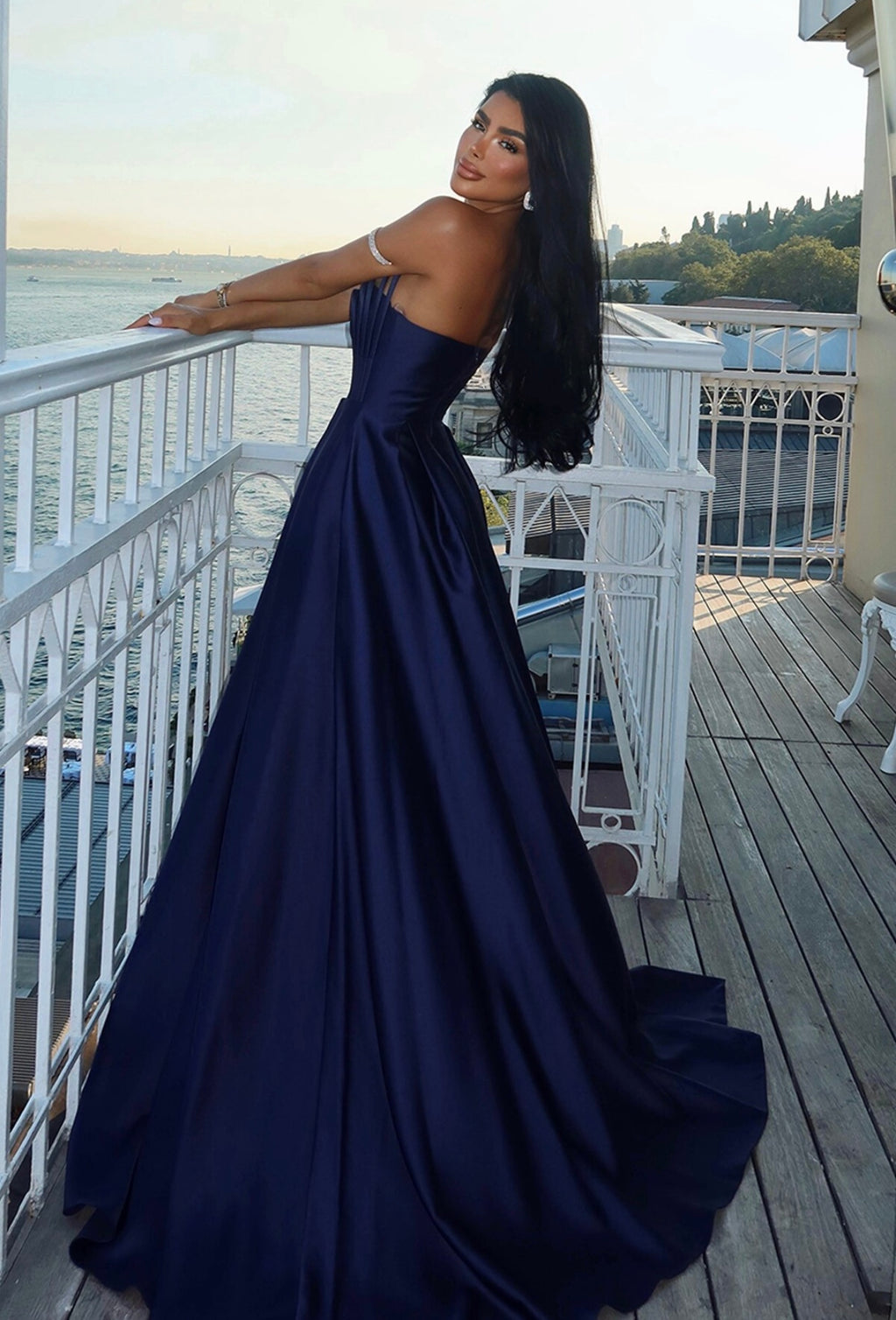Strapless dress with chest details