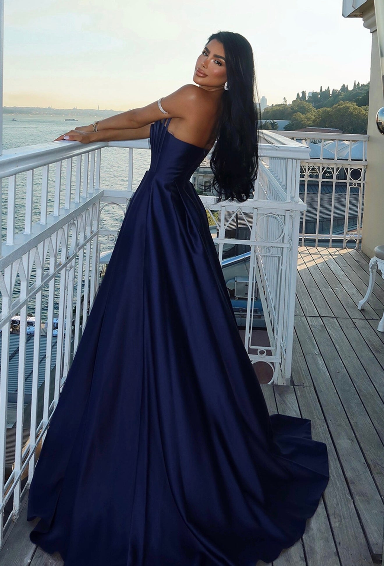 Strapless dress with chest details