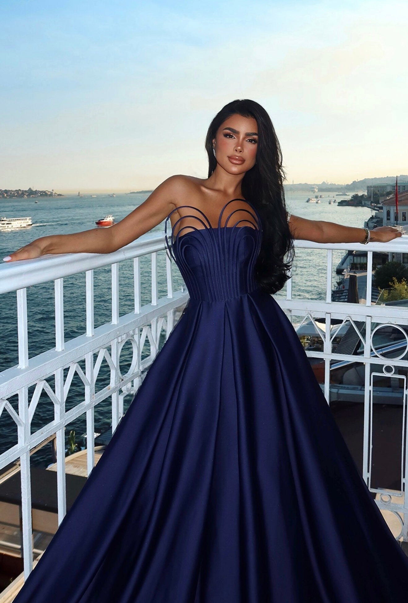 Strapless dress with chest details