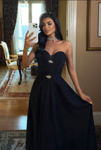 Strapless dress with brooch details