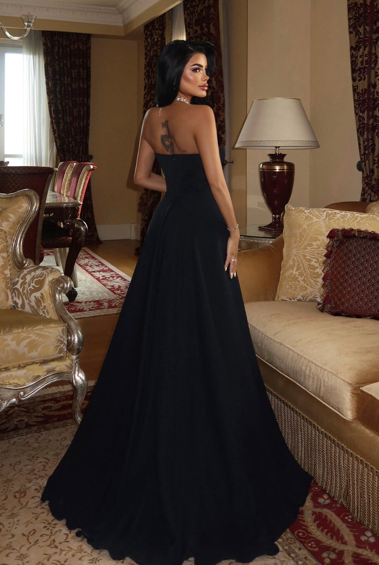 Strapless dress with brooch details