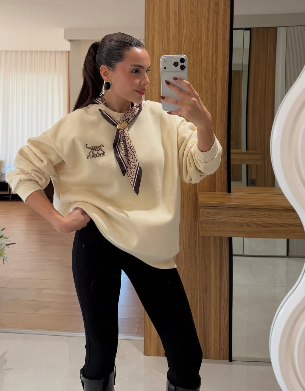 Sweatshirt Leo With Scarf