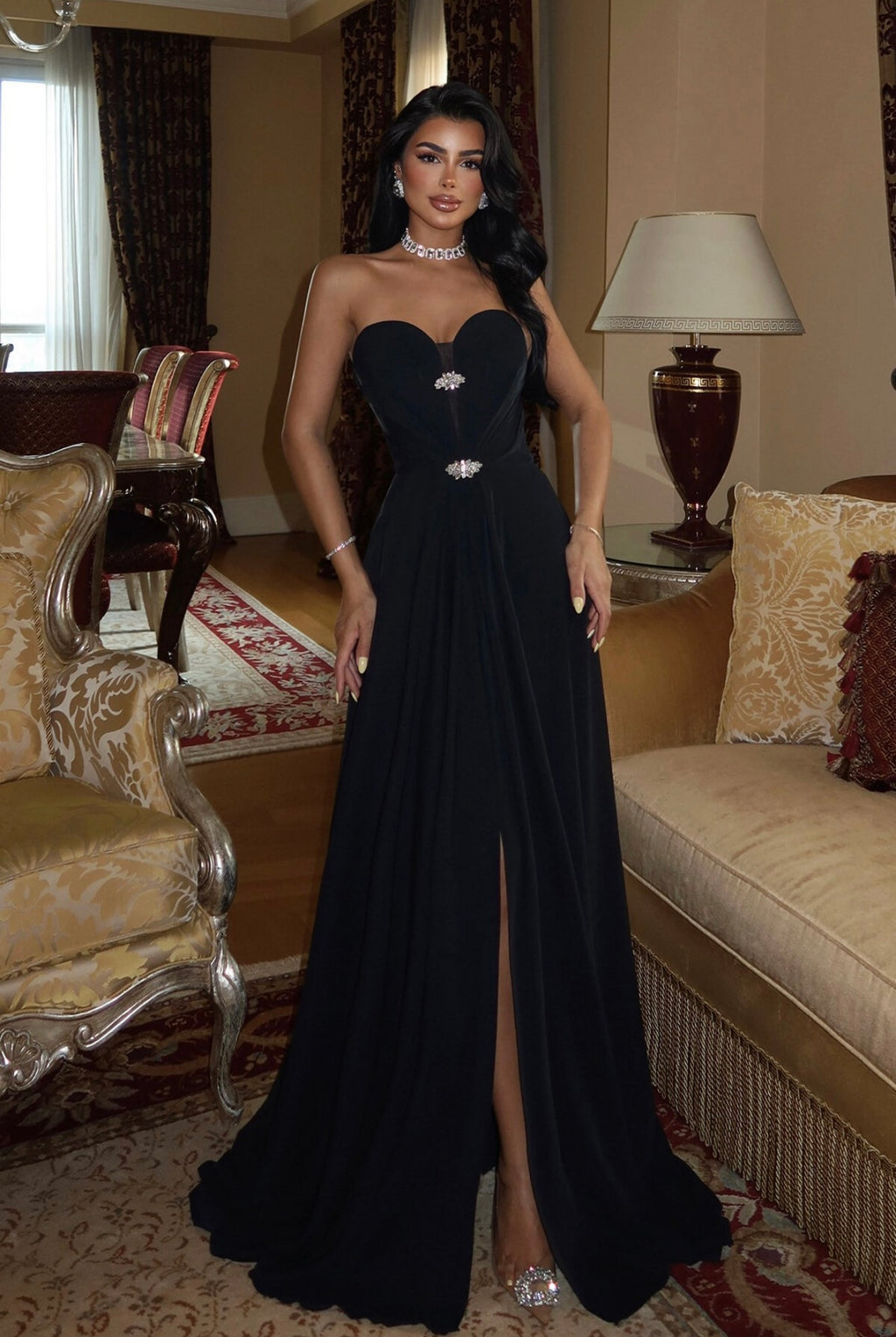 Strapless dress with brooch details