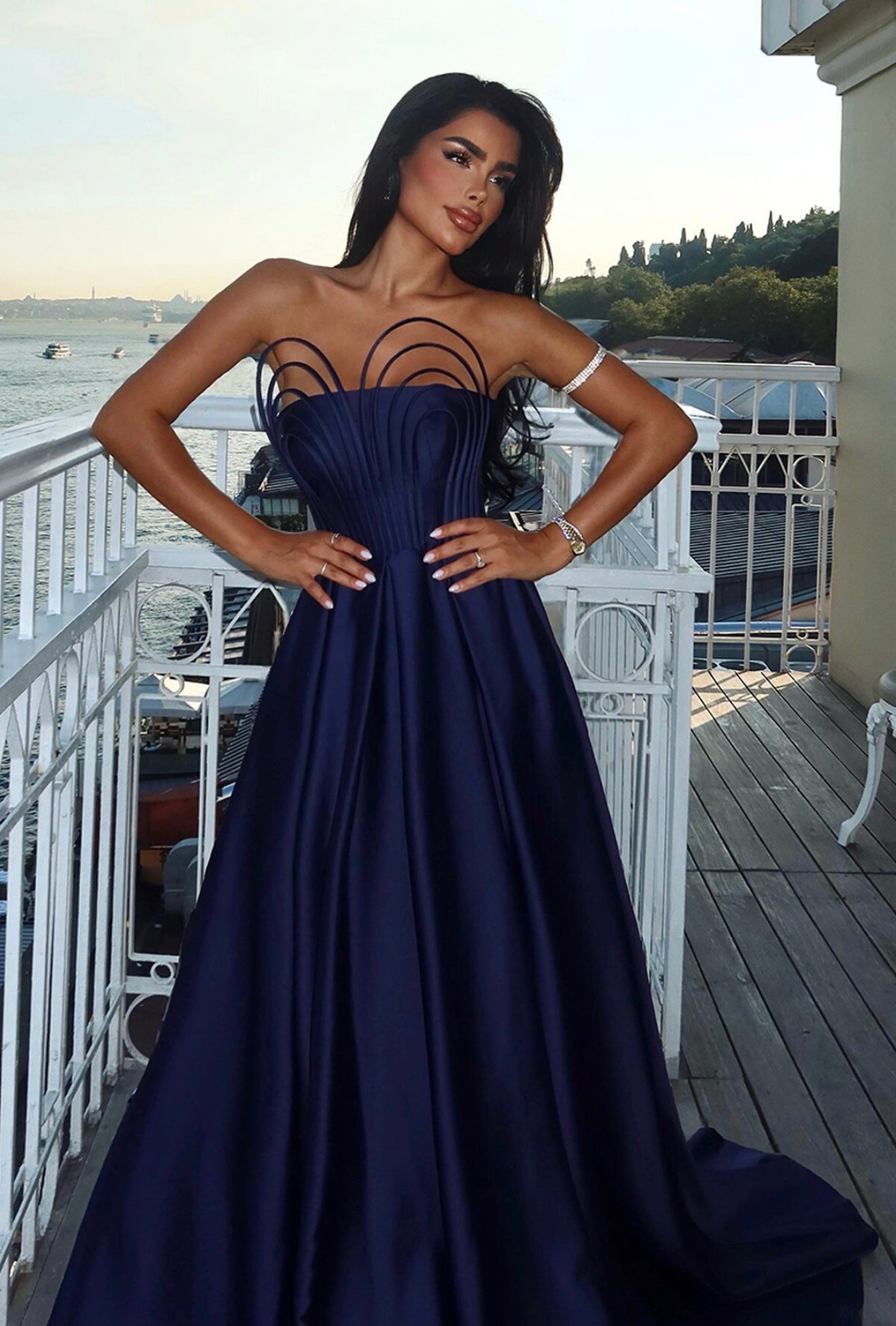 Strapless dress with chest details