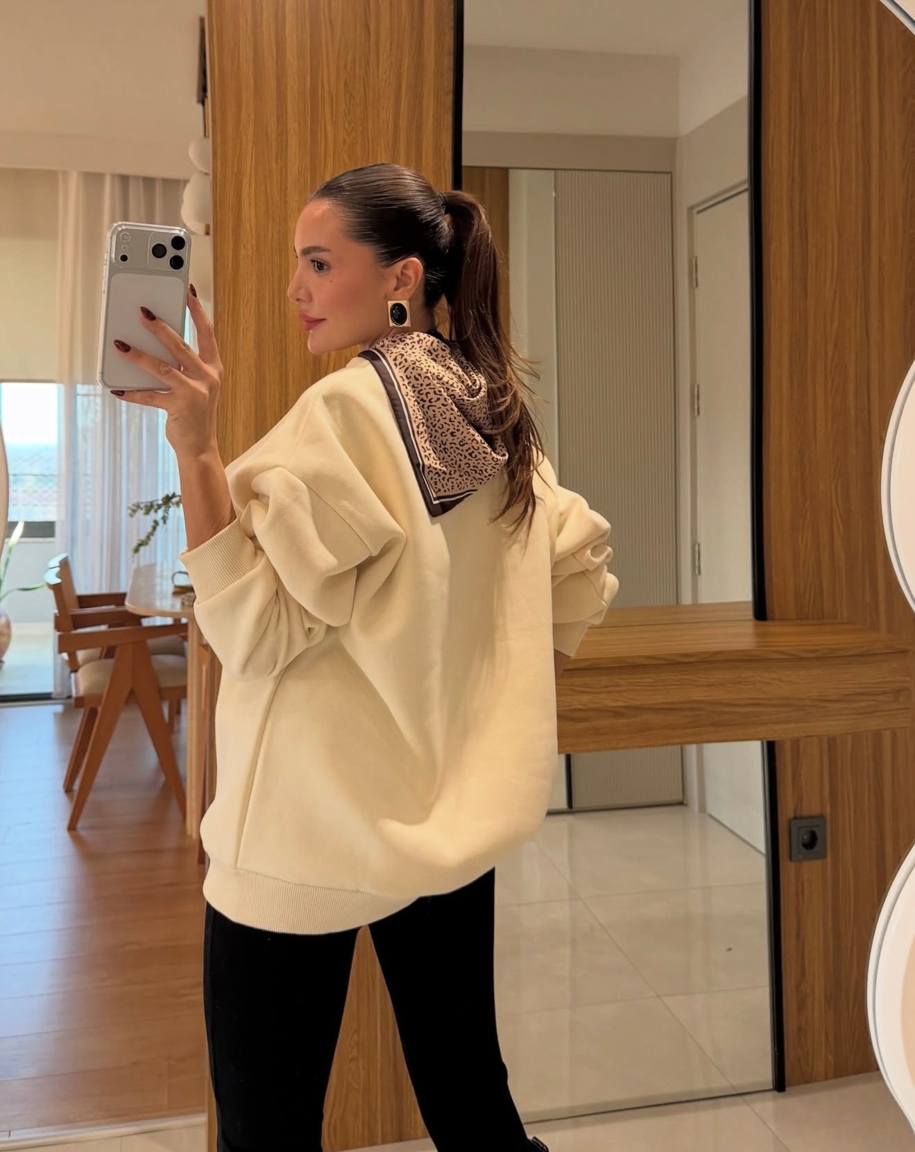 Sweatshirt Leo With Scarf