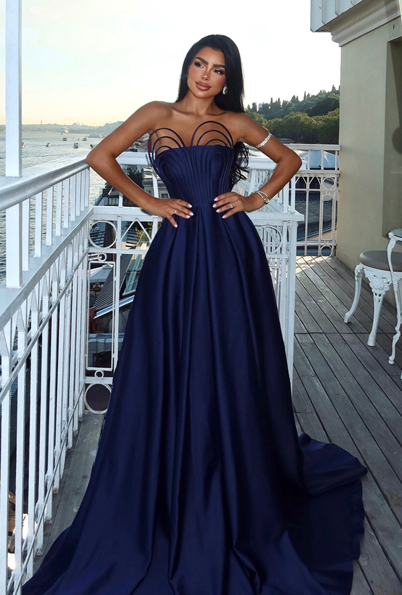 Strapless dress with chest details